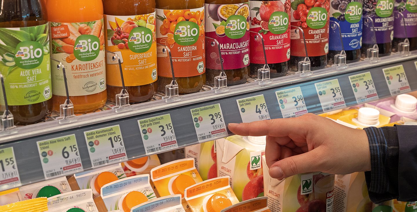 Zelene etikete na policama u prodavaonicama dm-a