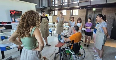 Ruke koje oblikuju zajednicu